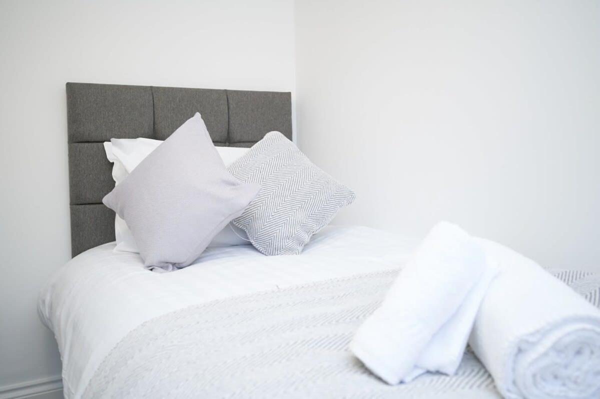A Stylish Apartment With Parking In Preston เพรสตัน ภายนอก รูปภาพ