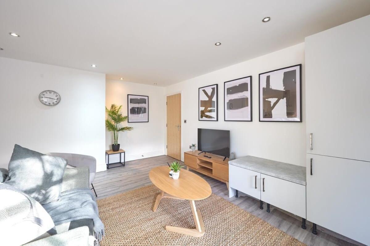 A Stylish Apartment With Parking In Preston เพรสตัน ภายนอก รูปภาพ