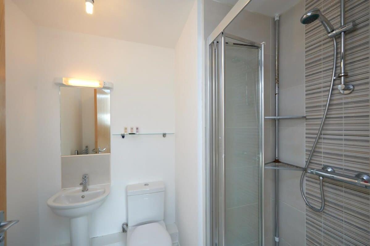 A Stylish Apartment With Parking In Preston เพรสตัน ภายนอก รูปภาพ